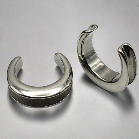 a pair of saddle spreaders for stretched ears